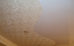 Белый глянцево-матовый потолок для спальни