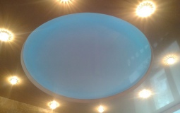 Двухуровневый потолок с круговой подсветкой для гостиной