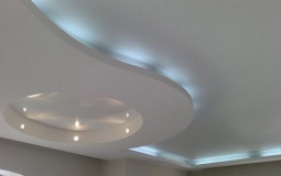 Белый двухуровневый потолок с подсветкой для гостиной