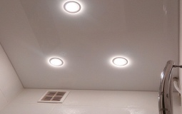 Глянцевый потолок с светильниками для ванной