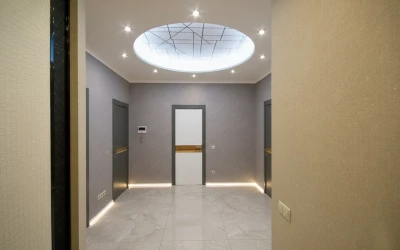 Натяжные потолки в коридор