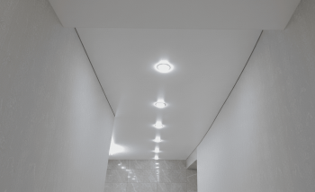 Слив воды с натяжного потолка