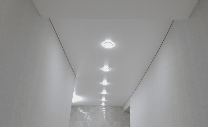 Слив воды с натяжного потолка