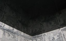 Черный глянцевый потолок для коридора