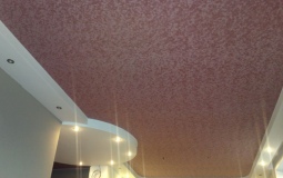 Розовый глянцевый потолок для зала