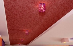 Красный глянцевый потолок для коридора