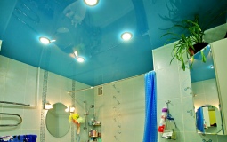 Бирюзовый глянцевый потолок в ванную