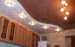 Бело-коричневый двухуровневый потолок для кухни