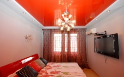 Красный двухуровневый потолок для спальни