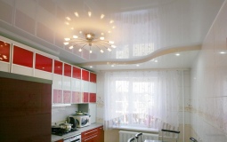 Двухуровневый белый потолок для кухни