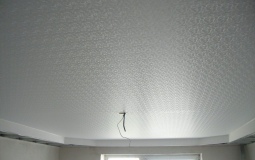 Белый сатиновый потолок для спальни