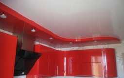 Бело-красный двухуровневый потолок для кухни