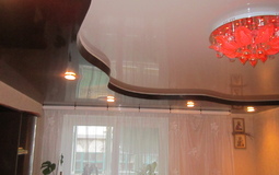 Бело-черный глянцевый потолок с точечными светильниками для гостиной
