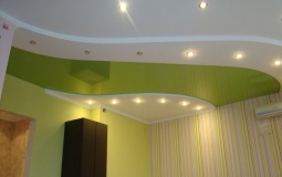 Бело-зеленый  потолок для спальни