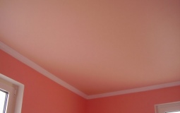 Розовый сатиновый потолок для спальни