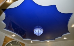 Бело-синий двухуровневый натяжной потолок