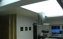 Белый светопрозрачный потолок для кухни