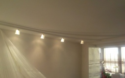 Белый матовый потолок в гостиную