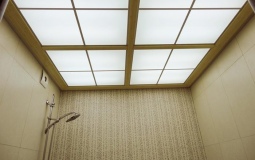 Белый светопрозрачный потолок для ванной