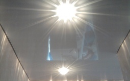 Глянцевый потолок с точечными светильниками для ванной