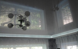 Белый глянцевый потолок с подсветкой для гостиной