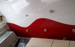 Красно-белый одноуровневый потолок для кухни