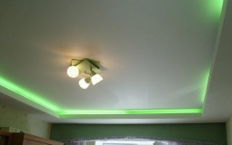 Белый потолок с зеленой подсветкой для гостиной