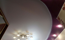 Бело-фиолетовый потолок для спальни