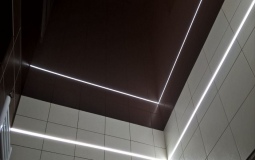 Коричневый потолок с подсветкой для ванной