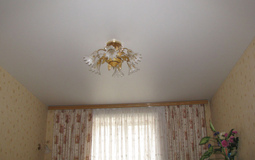 Глянцевый белый потолок для гостиной
