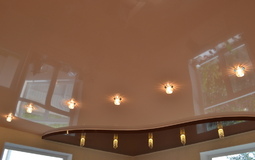 Бело-коричневый двухуровневый потолок для гостиной